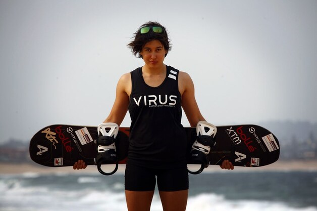 Belle Brockhoff met haar snowboard in Sydney.