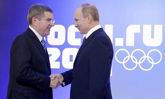 IOC-voorzitter Thomas Bach (links) en de Russische president Vladimir Poetin.
