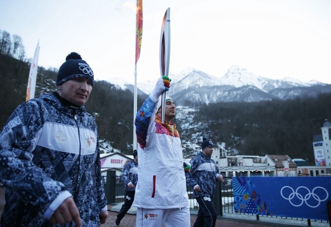 De olympische vlam komt aan in Sochi.