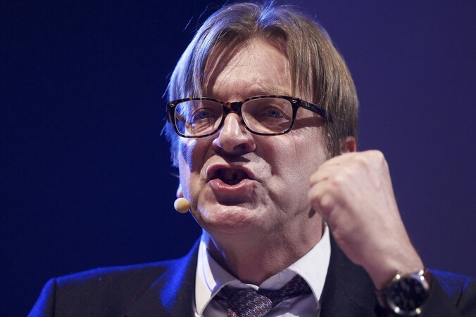 "Subsidiariteit inroepen om homorechten niet op Europees niveau te hoeven verdedigen, daar is mijn verstand te klein voor", zegt Verhofstadt.