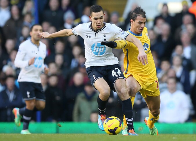 Bentaleb (l) in duel met de Marokkaanse aanvaller Marouane Chamakh van Crystal Palace.