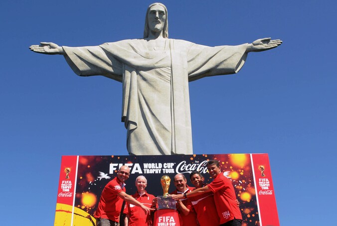 De WK-beker bij het Christusbeeld in Rio de Janeiro.