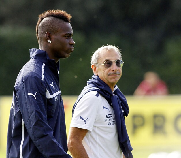Balotelli naast Enrico Castellacci.