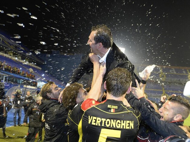 Wilmots wordt door zijn spelers op handen gedragen.