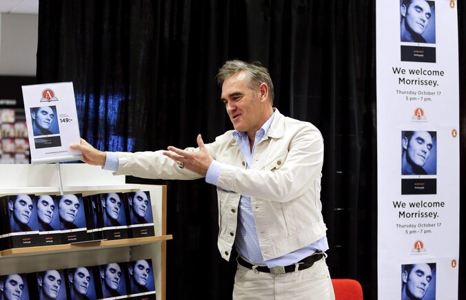 Morrissey prijst zijn autobiografie aan tijdens een signeersessie in Zweden.