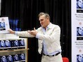 Morrissey prijst zijn autobiografie aan tijdens een signeersessie in Zweden.