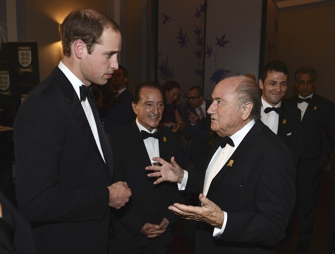 Sepp Blatter in gesprek met prins William, zaterdag.