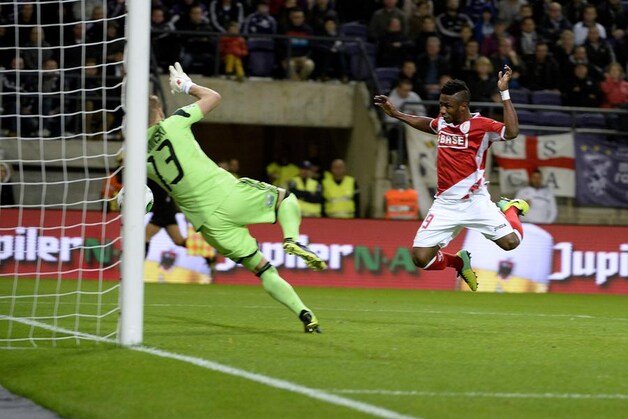 36': Ezkiel rondt een knappe uitbraak van Standard af.