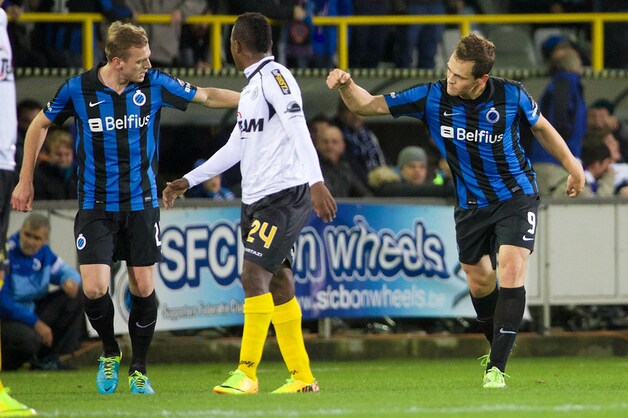 De Bock, ex-Lokeren, feliciteerd De Sutter met zijn doelpunt.
