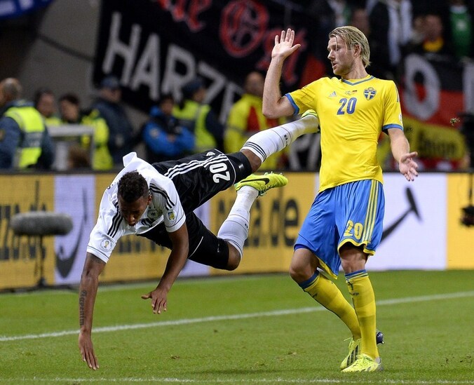 Ola Toivonen (rechts) in actie tegen Duitsland.