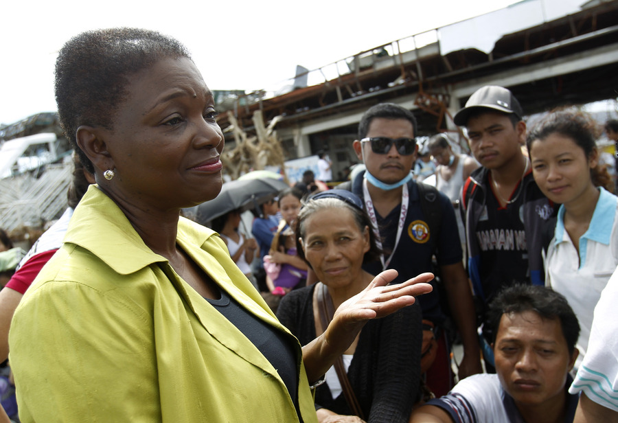 Valerie Amos sprak in Tacloban met overlevenden van de tyfoon.