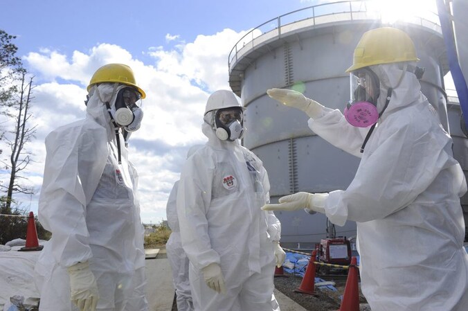 Onderzoekers nabij de kerncentrale in Fukushima.