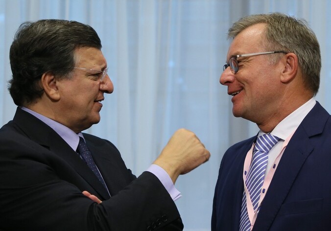 De Litouwse financieminister Rimantas Sadzius (rechts), hier in gesprek met commissievoorzitter Barosso, leidt de onderhandelingen.