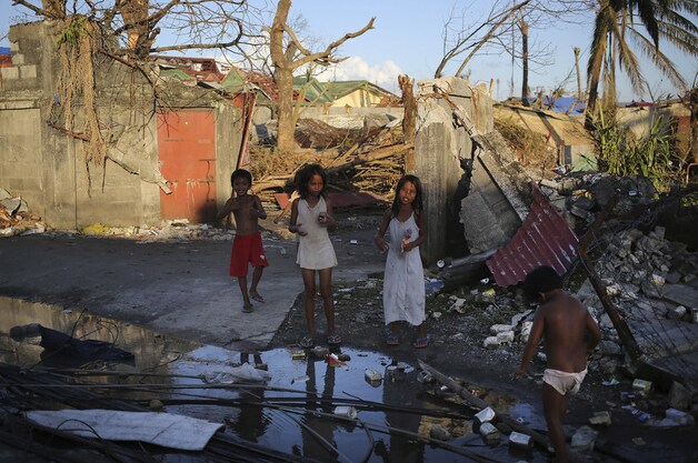 Beelden vanuit de verwoeste stad Tacloban op het eiland Leyte.