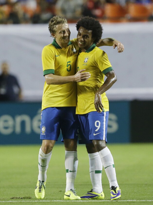 Leiva feliciteert Willian met zijn eerste interlandgoal.