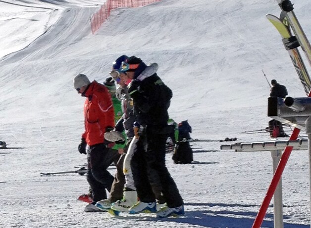 Vonn wordt van de piste gedragen na haar val.