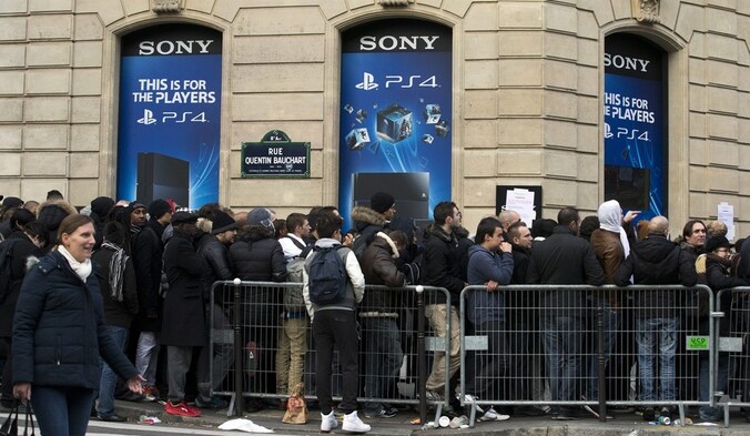 Honderden Parijzenaren wachten voor de Sonywinkel.