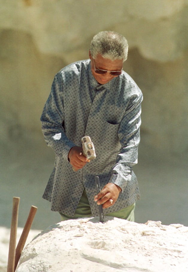 In 1997 bracht Mandela een bezoek aan Robbeneiland, de gevangenis waar hij een groot deel van zijn leven sleet.