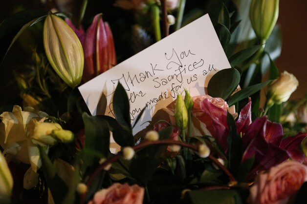 Deze bloemen werden bij het standbeeld van Nelson Mandela op het Londense Parliament Square achtergelaten.