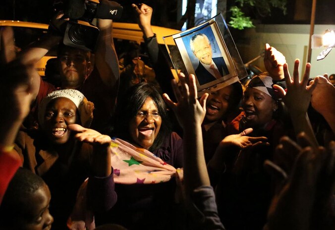 In Johannesburg eerden mensen het leven van hun voormalig president met muziek en dans.