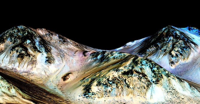 Een bewerkt beeld van de NASA toont de donkere, smalle, honderd meter lange sporen die werden gevormd door stromend water.