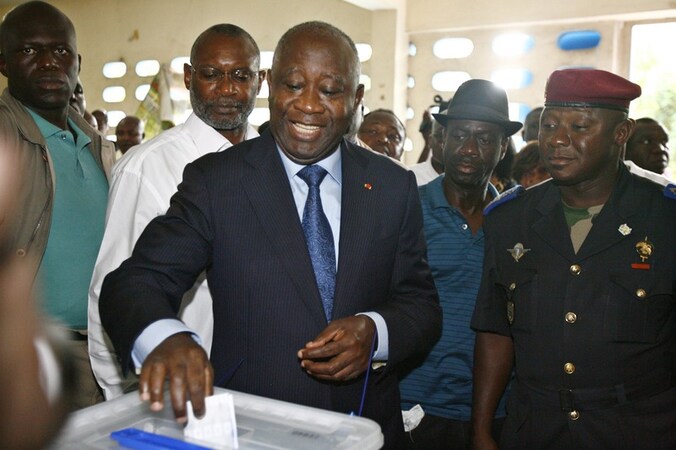President Laurent Gbagbo brengt zijn stem uit.
