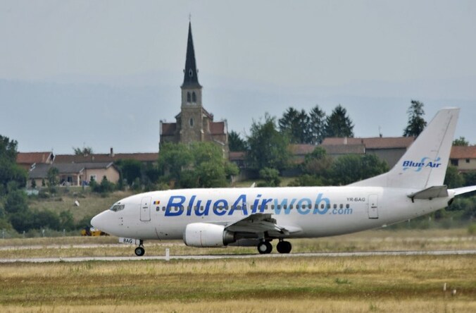 De Roma werden op een lijnvlucht van de Roemeense luchtvaartmaatschappij Blue Air gezet.