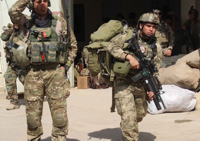 De Afghaanse soldaten krijgen Amerikaanse luchtsteun.