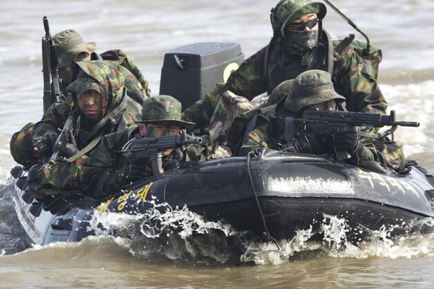Militairen bereiden zich voor op een mogelijke aanval vanuit het noorden.