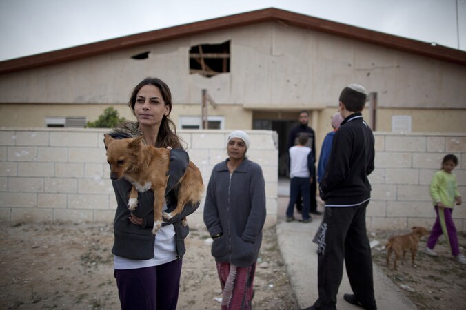 Israëlische burgers bij hun huis dat door Palestijnse raketten werd beschadigd.