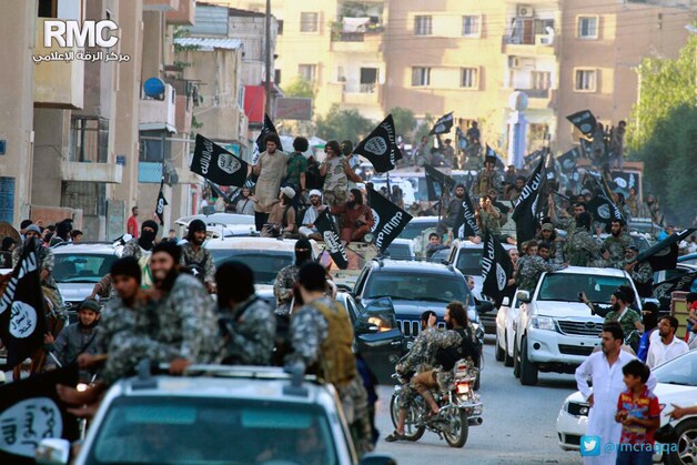 IS-strijders paraderen in Raqqa.