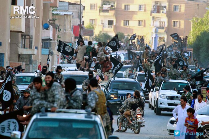 Archiefbeeld van een IS-parade door de Syrische stad Raqqa (juni 2014).
