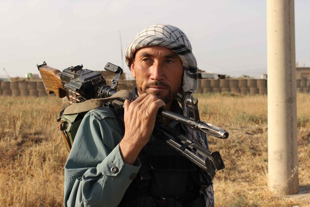 Een Afghaanse politieman wordt gemobiliseerd voor de strijd tegen de taliban.