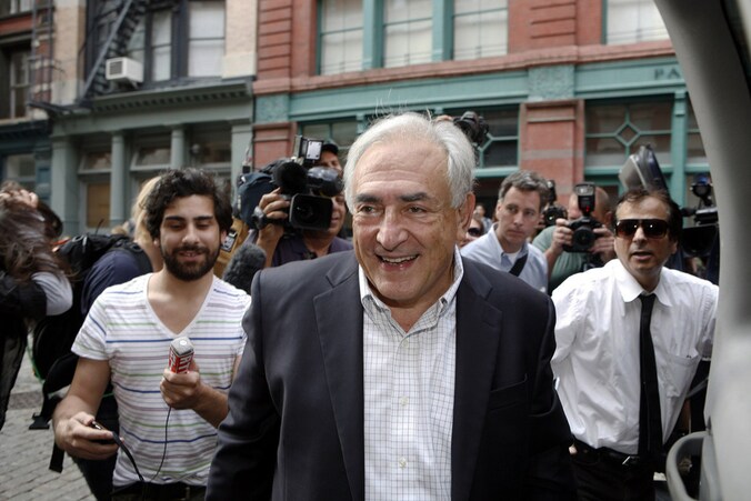 Een zichtbaar opgeluchte Strauss-Kahn verliet de VS onder massale mediabelangstelling.