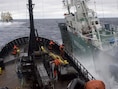 Het schip 'Bob Barker' van Sea Shepherd gaat langszij een schip van de Japanse walvisvloot tijdens een eerdere campagne in de Zuidelijke IJszee.