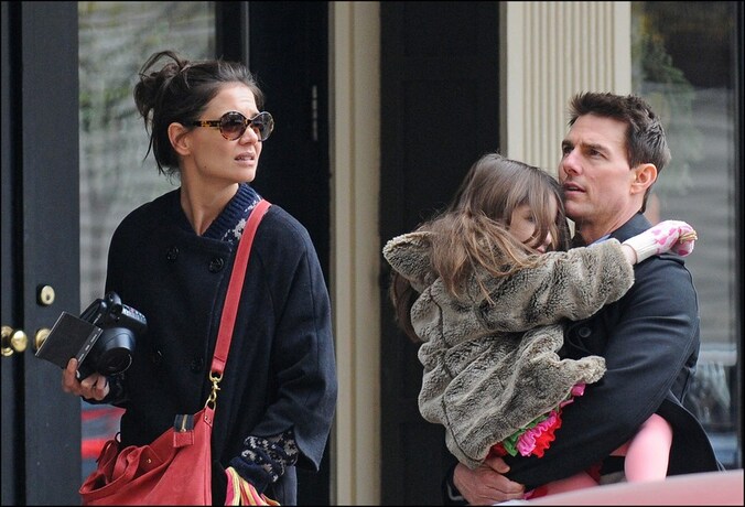 Suri Cruise wordt naar de turnles gebracht.