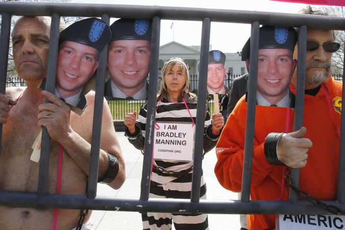 Actievoerders betuigen hun steun voor Manning aan het Witte Huis.
