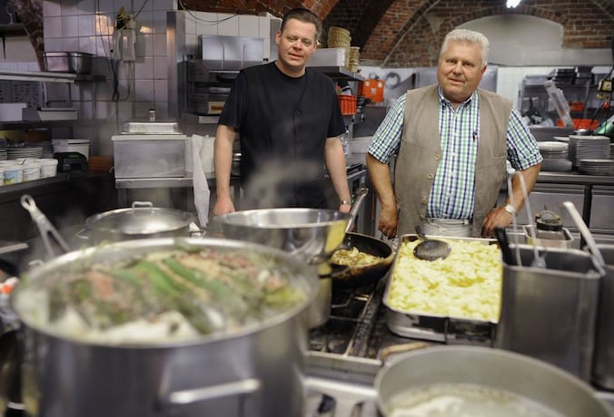 Eigenaar Joachim Berger en zoon in de keuken van de 'Kartoffelkeller' in Lübeck.