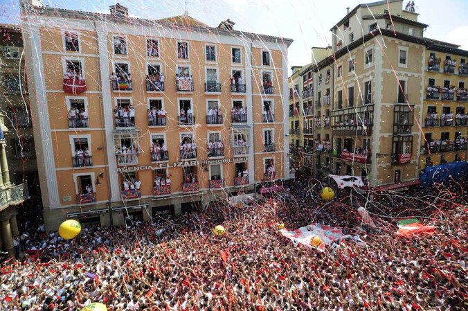 Pamplona rekent jaarlijks op 1 miljoen kijklustigen tijdens dit negen dagen durende spectakel.