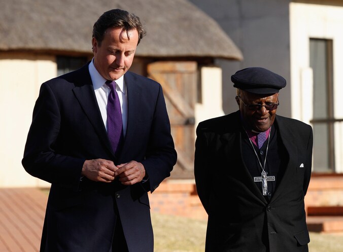 David Cameron, links van Desmond Tutu, is op dit moment op bezoek in Zuid-Afrika.