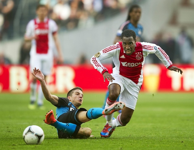 Landgenoot Dries Mertens zag nog geel voor een te late tackle.