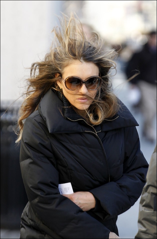 Liz Hurley filmt op een ijskoude dag in NYC.
