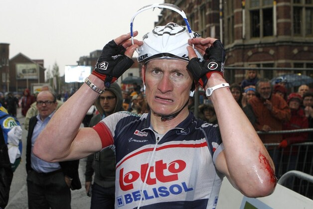 Een fotografe moest naar het ziekenhuis en ook Greipel deelde in de brokken.