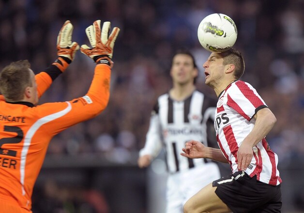 Dries Mertens scoorde de 2-0 met het hoofd.