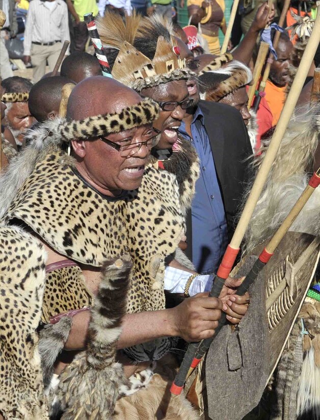 Zuma het voorbije weekend in actie tijdens het officiële huwelijksritueel.