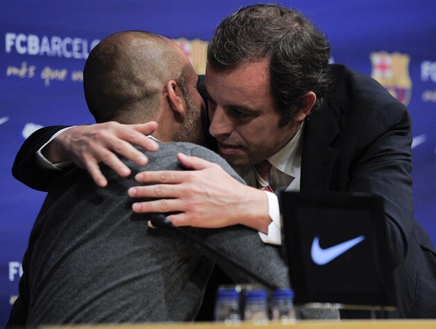 Guardiola krijgt een knuffel van Barça-voorzitter Sandro Rosell.
