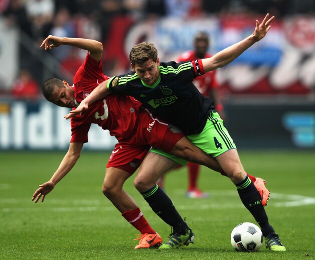 Jan Vertonghen in duel met Roberto Rosales.