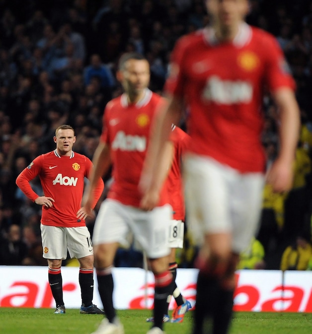 Giggs en Rooney verbijten de ontgoocheling.