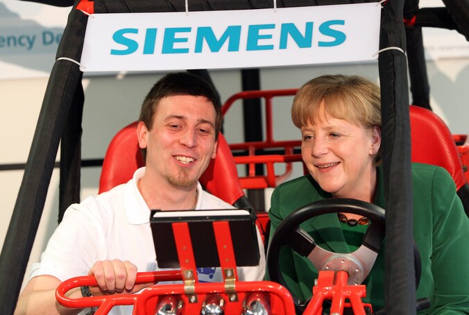 De Duitse Bondskanselier Angela Merkel op bezoek bij de Siemens-fabrieken, begin deze week.