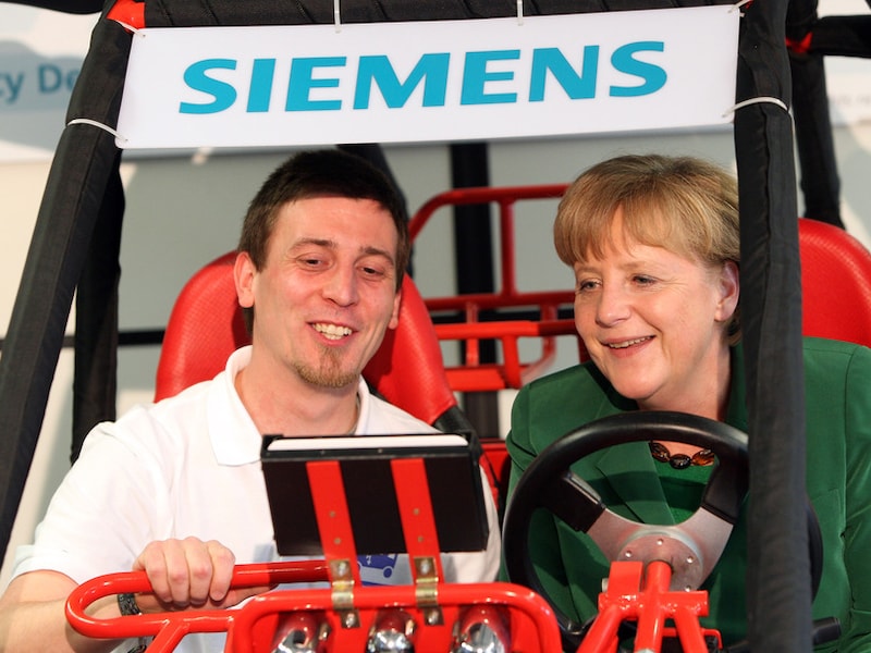 De Duitse Bondskanselier Angela Merkel op bezoek bij de Siemens-fabrieken, begin deze week.